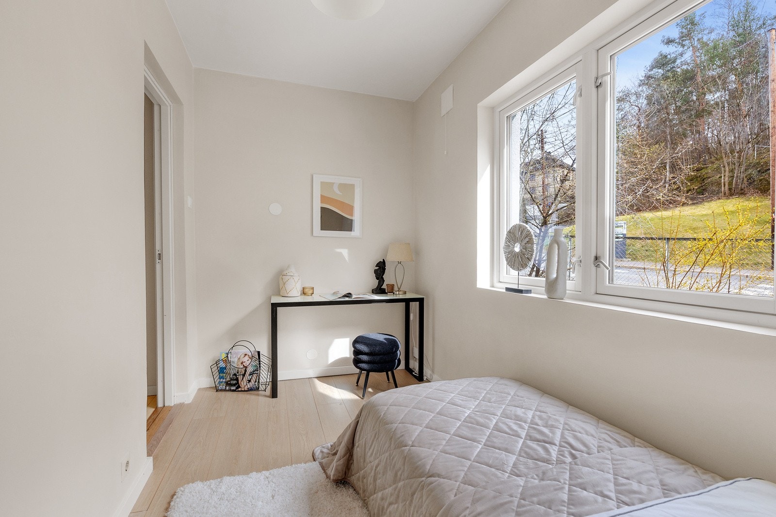 Store vinduer slipper inn godt med naturlig lys til rommet. Galleribilde