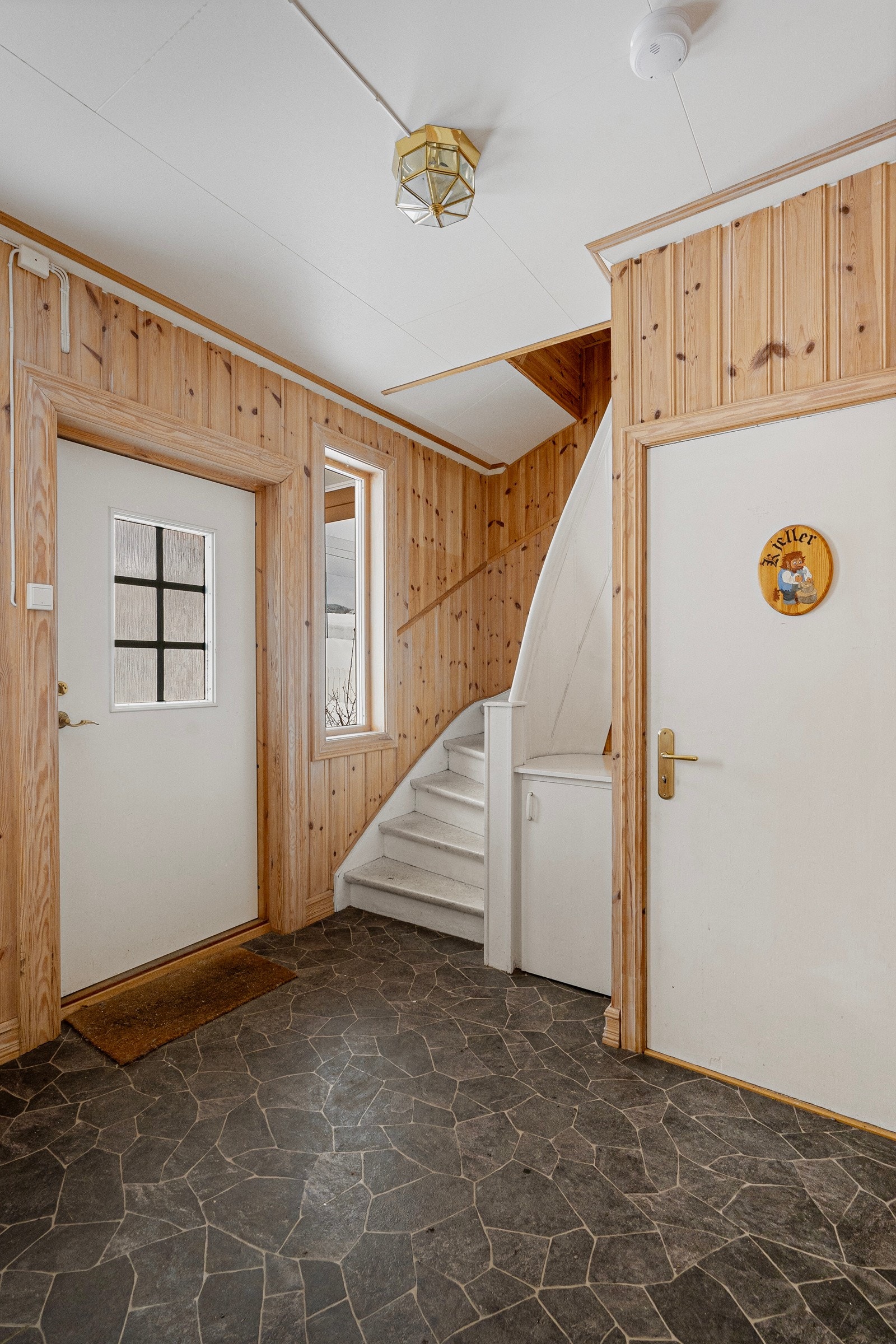 Velkommen inn! Hall med trapp til 2. etasje og til kjeller Galleribilde