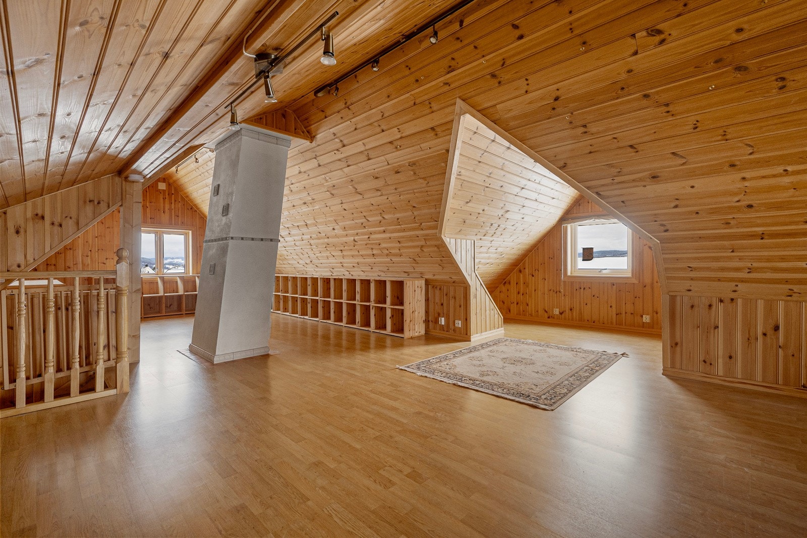 Stort og spennende loft med mange bruksmuligheter Galleribilde