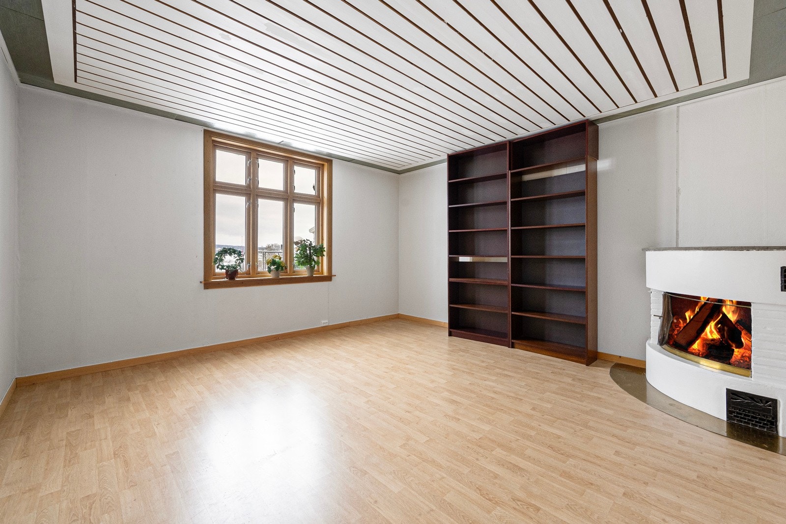 I 1. etasje er det to stuer, hvorav den ene med hyggelig peis Galleribilde