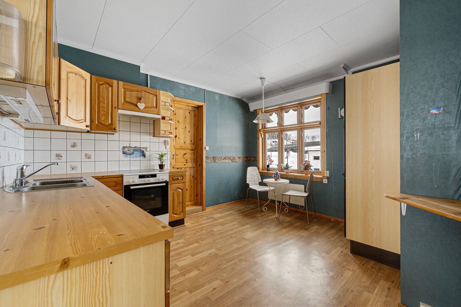 Kjøkkenet i 2. etasje er også romslig og har godt med skapplass. Galleribilde