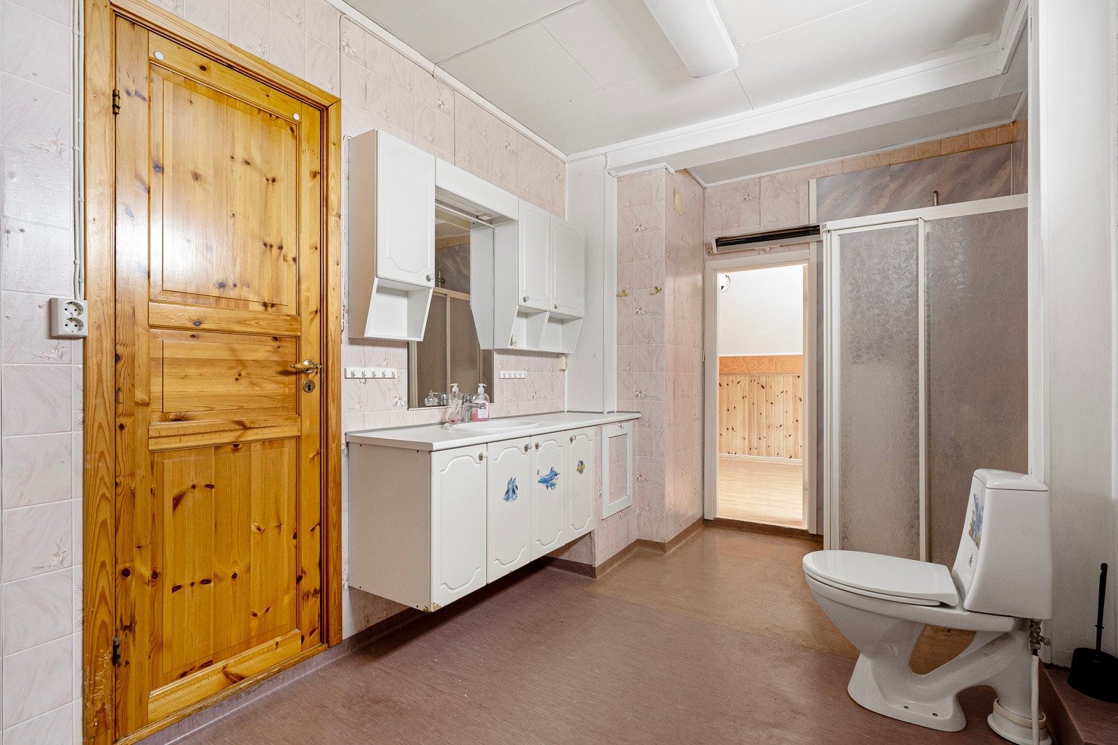 Badet i 2. etasje er utstyrt med servant i innredning, overskap med speil log belysning, dusjhjørne med dører, badekar og gulvmontert toalett. Opplegg for vaskemaskin. Galleribilde