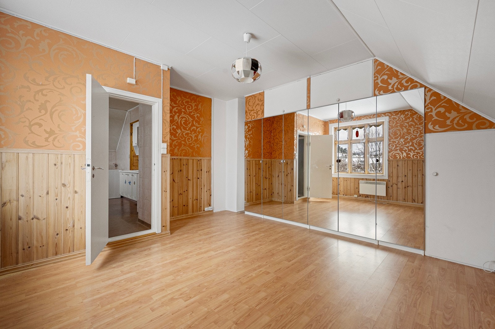 Storg hovedsoverom med garderobeskap i 2. etasje Galleribilde