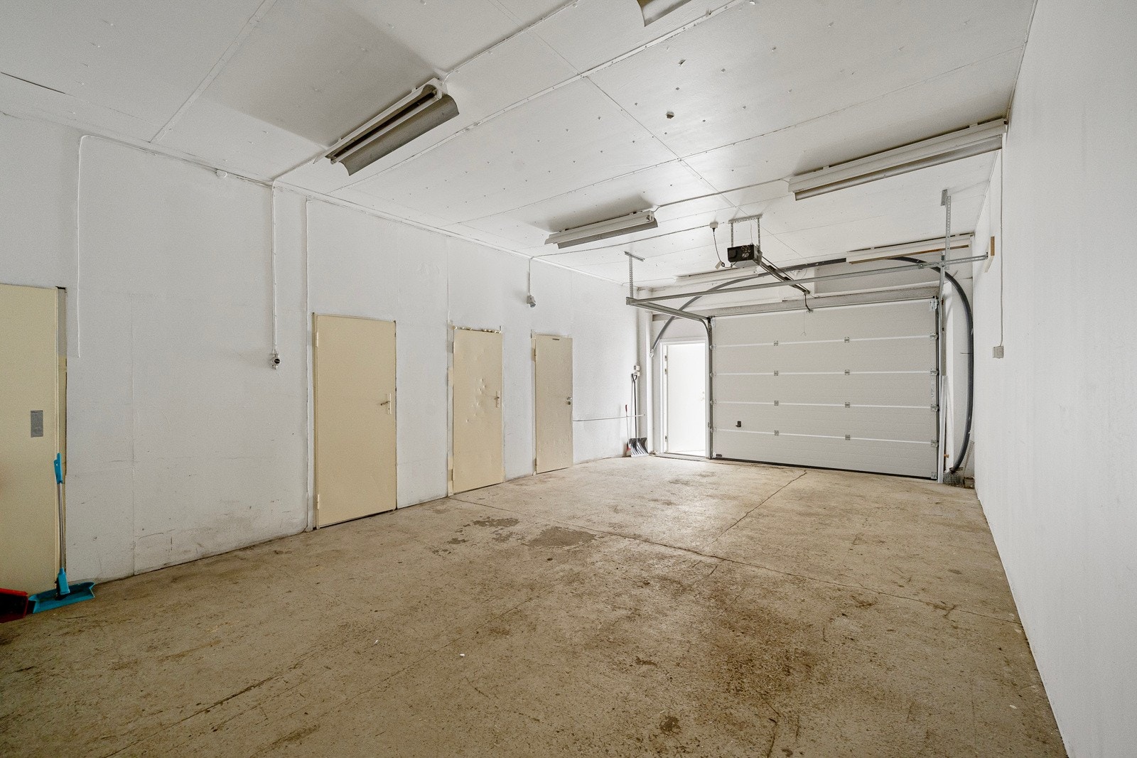 Stor garasjeplass med elektrisk port Galleribilde