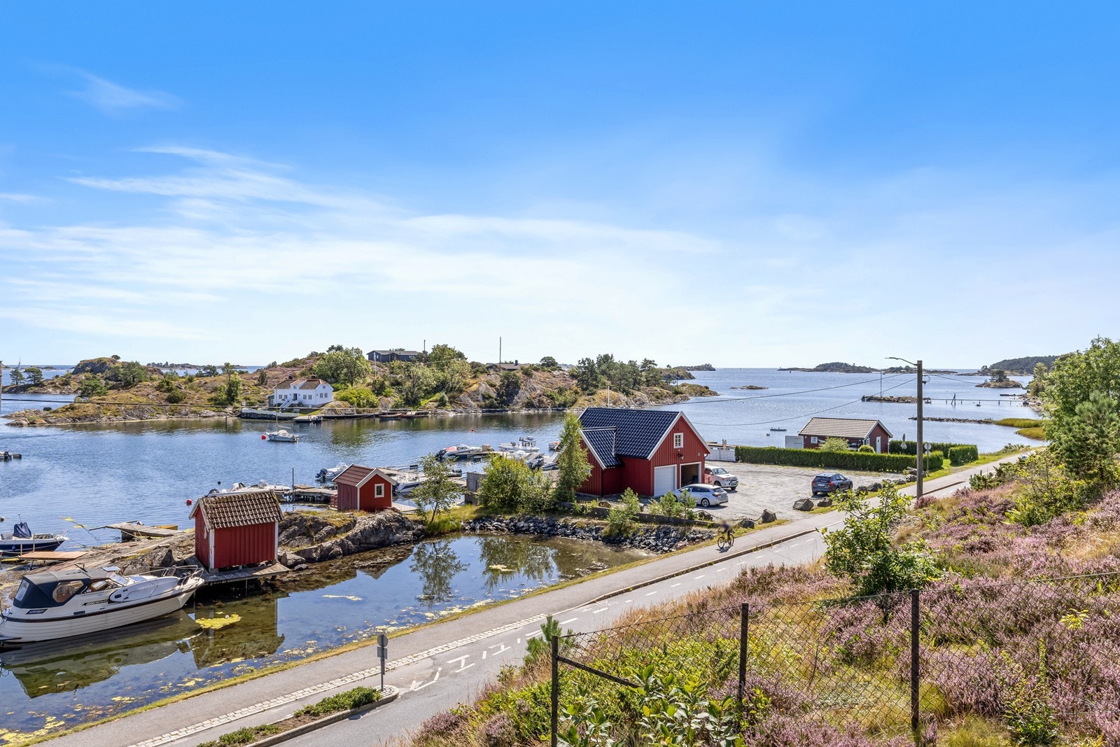 Leiligheten ligger i første rekke mot skjærgården og med en praktfull utsikt! Galleribilde