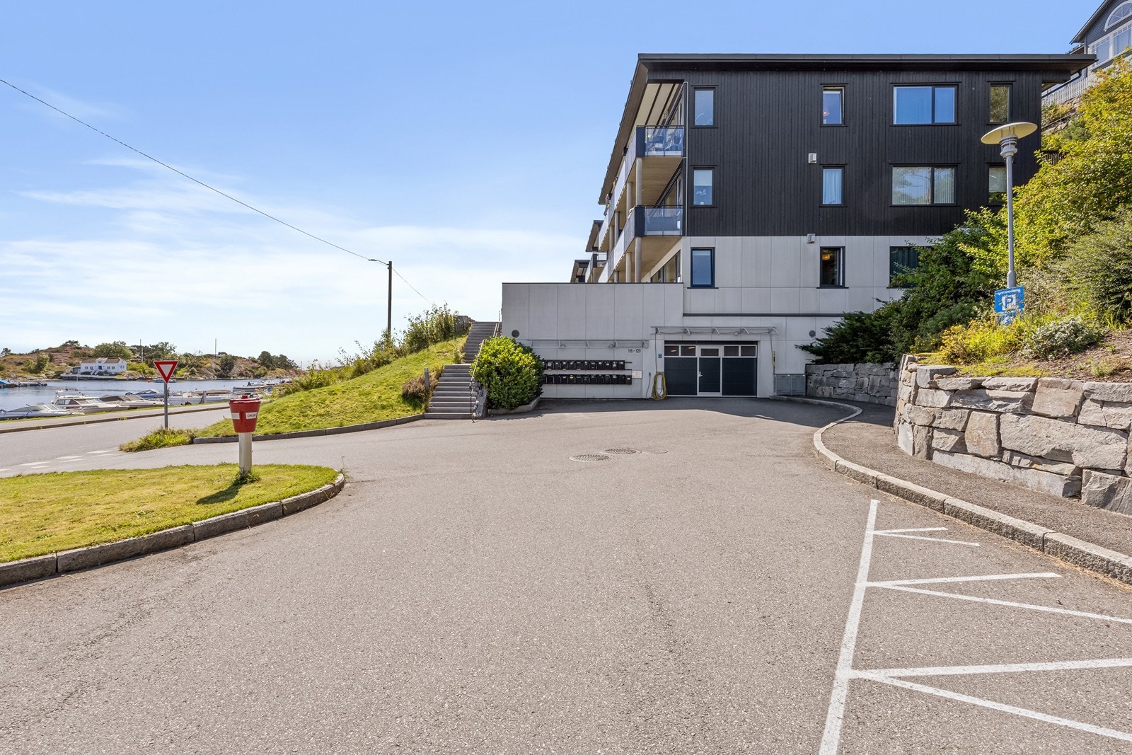 Gjesteparkering og adkomst til garasjekjeller. Galleribilde