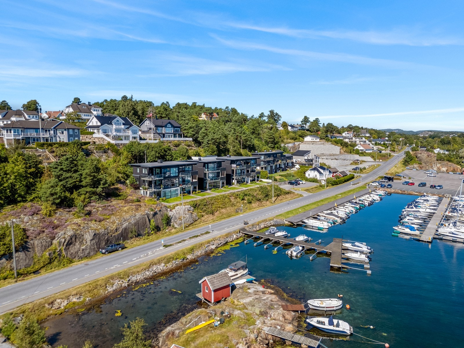 Ta heisen opp fra parkeringskjeller opp til denne flotte leiligheten. Galleribilde