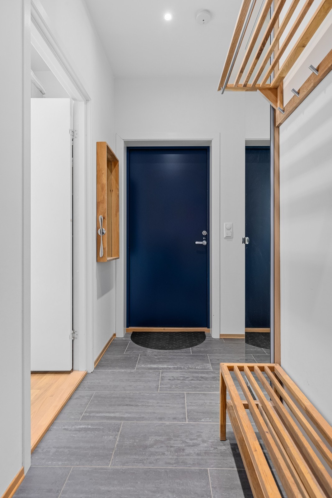 Det er adkomst til soverommene og badet fra gangen. Galleribilde