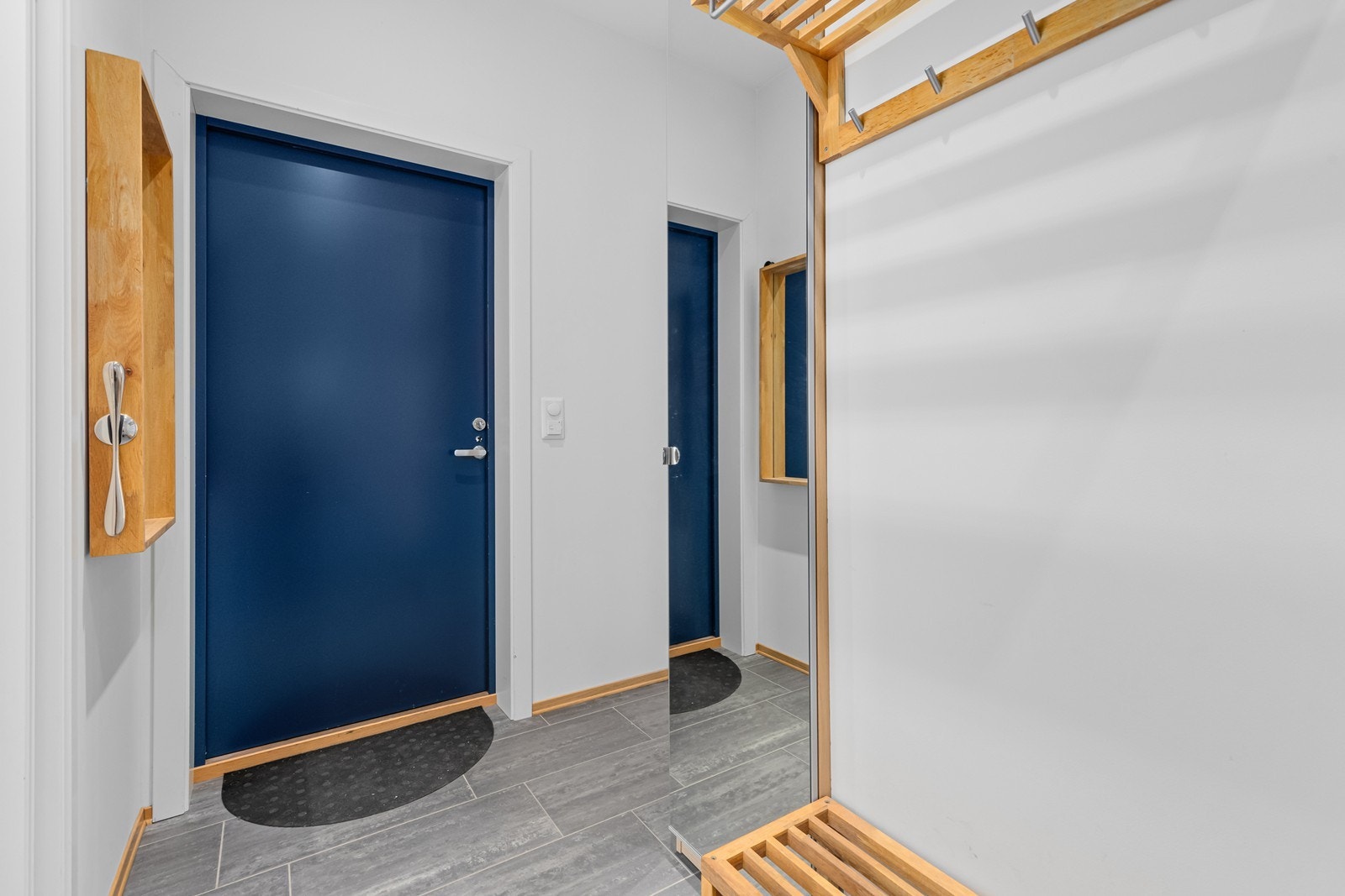 Velkommen inn til flislagt entré med varmekabler. Galleribilde