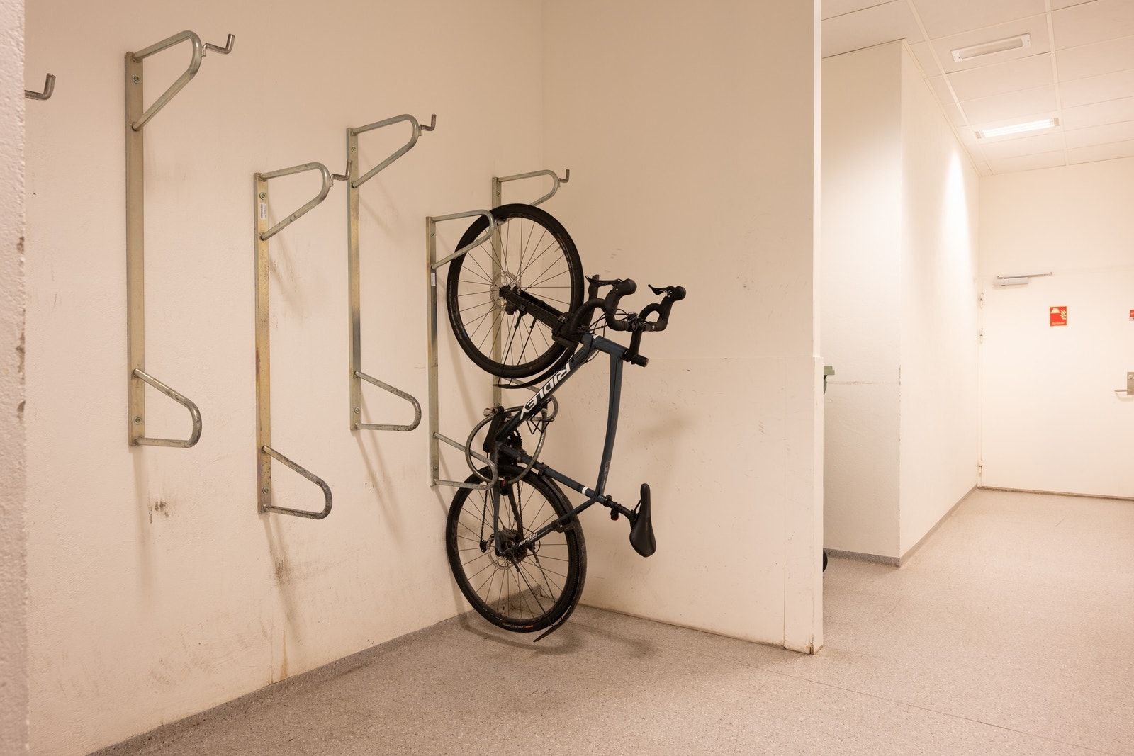 Sykkelparkering i 1. etasje. Galleribilde