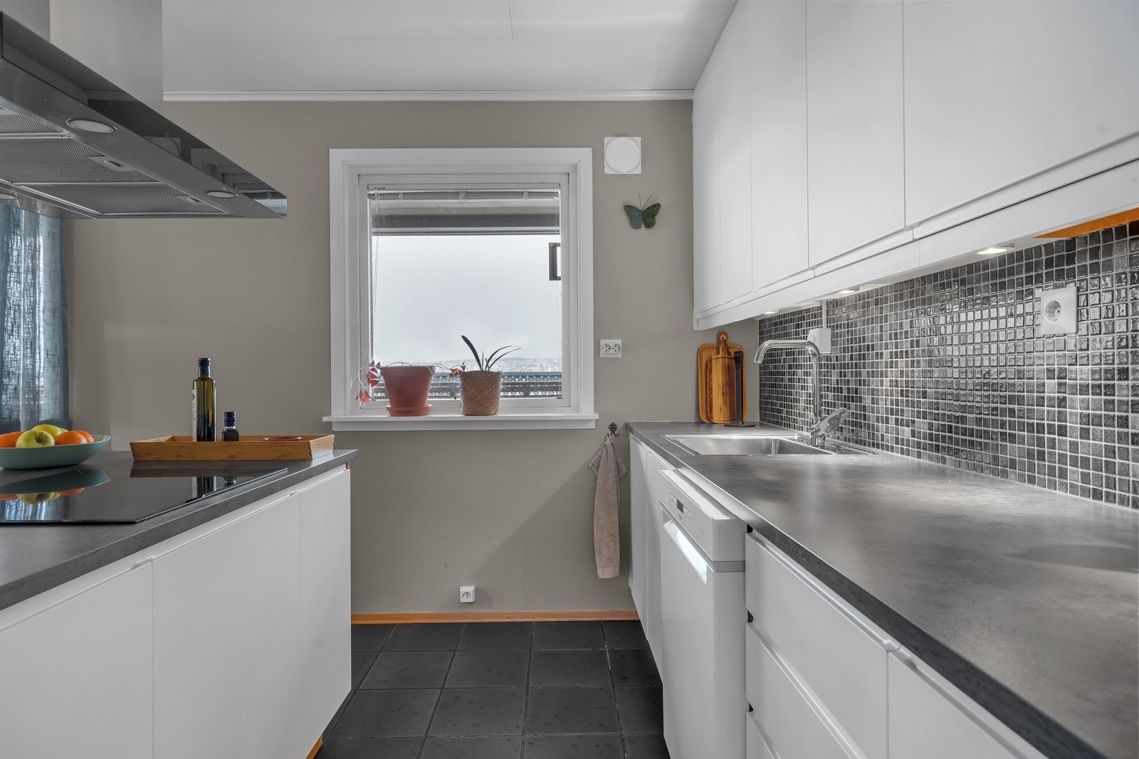 Godt med lysinnslipp på kjøkkenet. Galleribilde