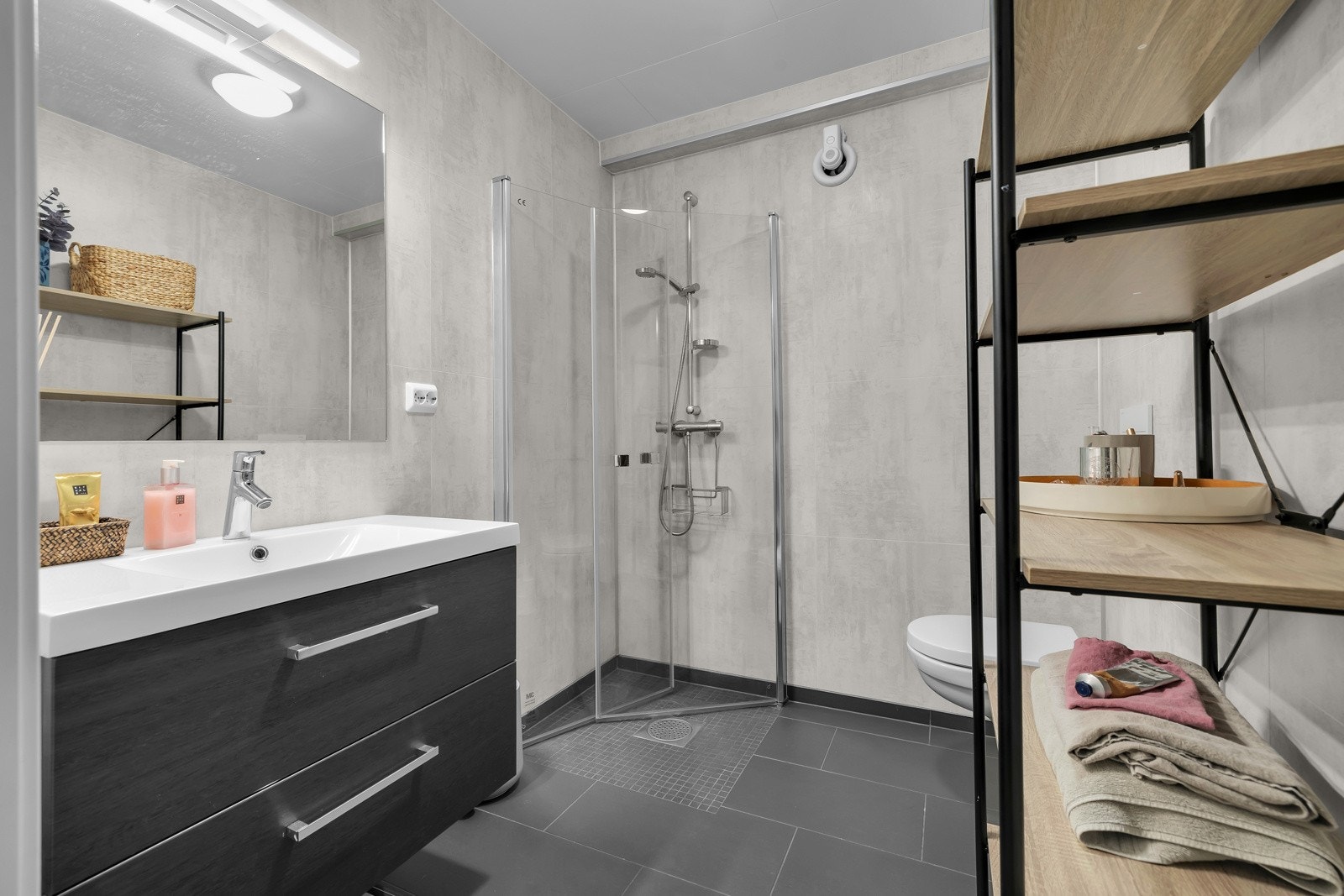 Dusjhjørne, servant med underskap og veggopphengt wc. Galleribilde