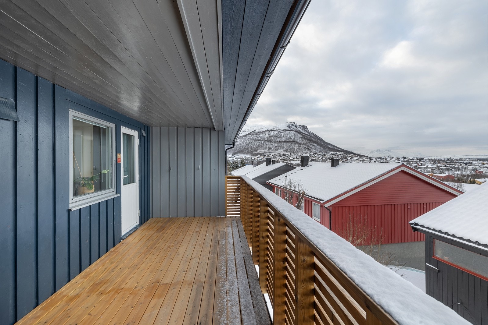 Fra stuen i øverste plan er det en solrik og vestvendt balkong. Galleribilde