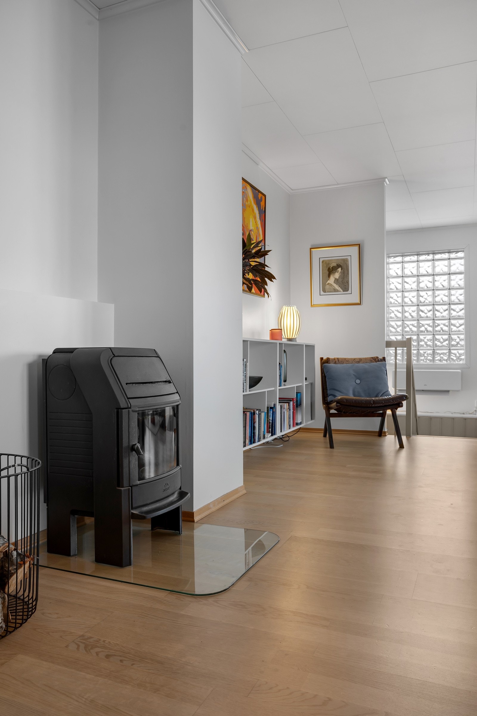 Vedfyring til kalde vinterdager. Galleribilde