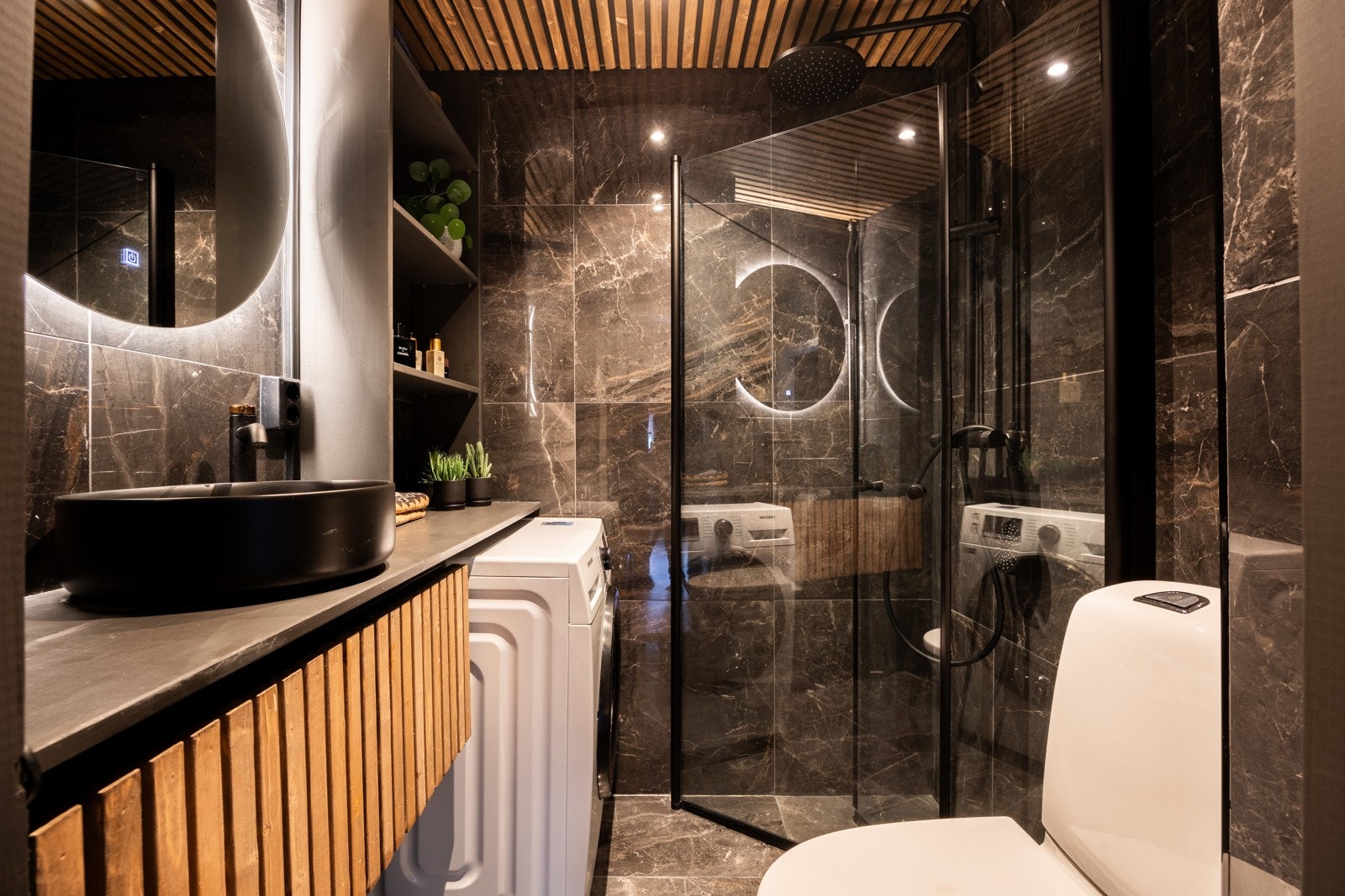 Videre har leiligheten et pent flislagt bad. Badet er overflateoppgradert i 2018/2023. Galleribilde