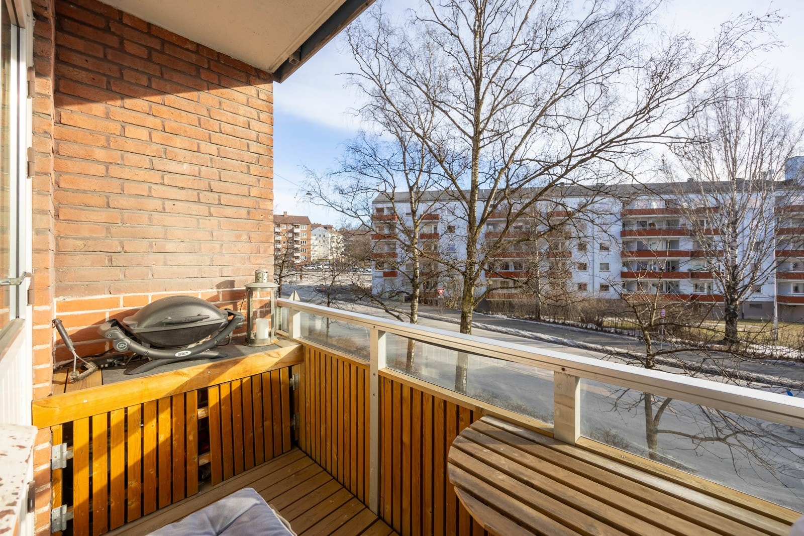 Balkongen er på 4 kvm og er sørøstvendt - perfekt for å nyte varme sommerdager Galleribilde