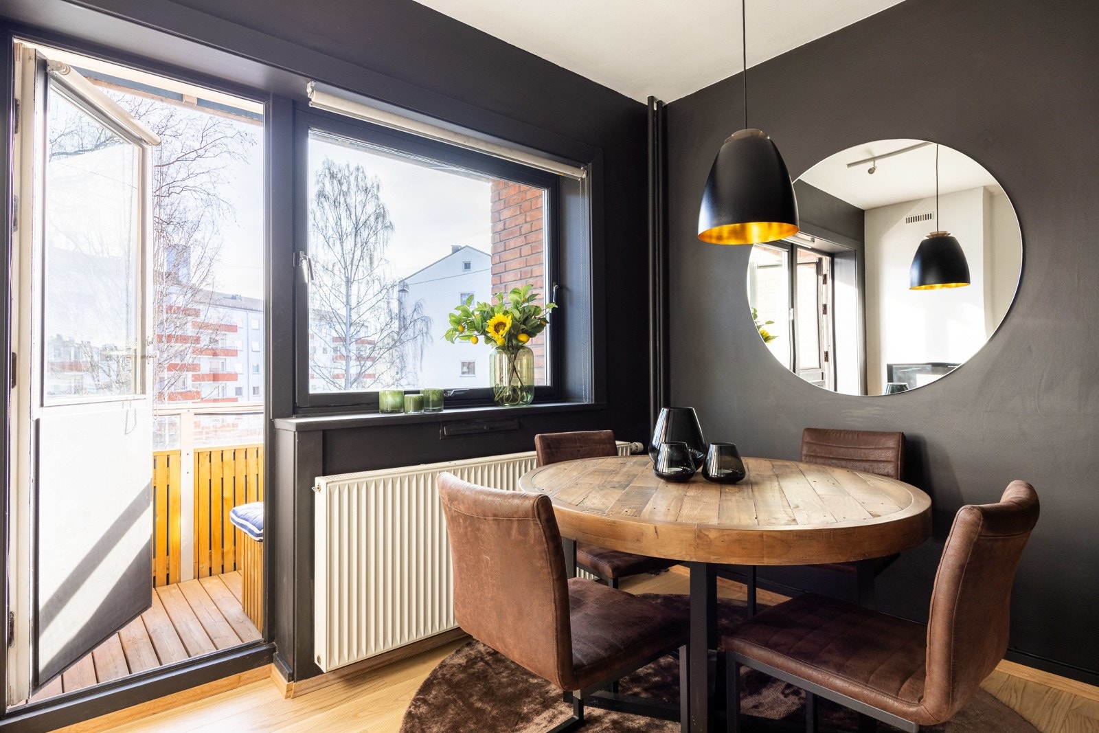 Fra stuen er det utgang til balkong. Galleribilde