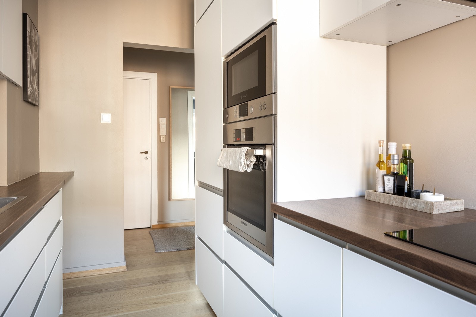 Kjøkkenet har integrerte hvitevarer som medfølger. Galleribilde