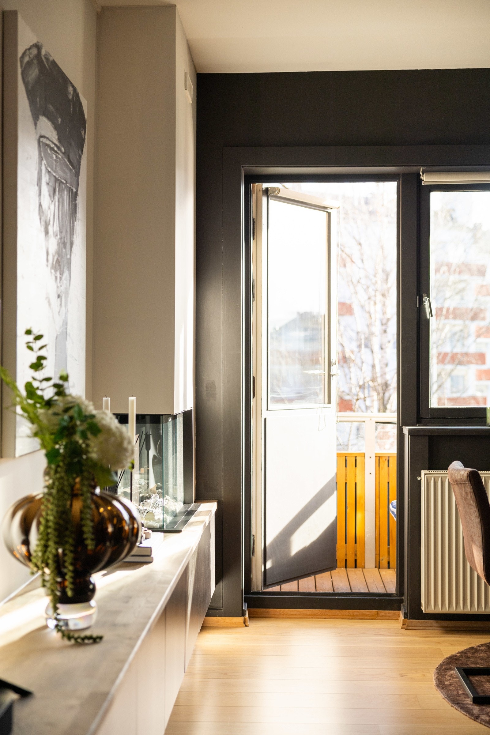 Leiligheten har store vindusflater som slipper inn rikelig med naturlig lys. Galleribilde