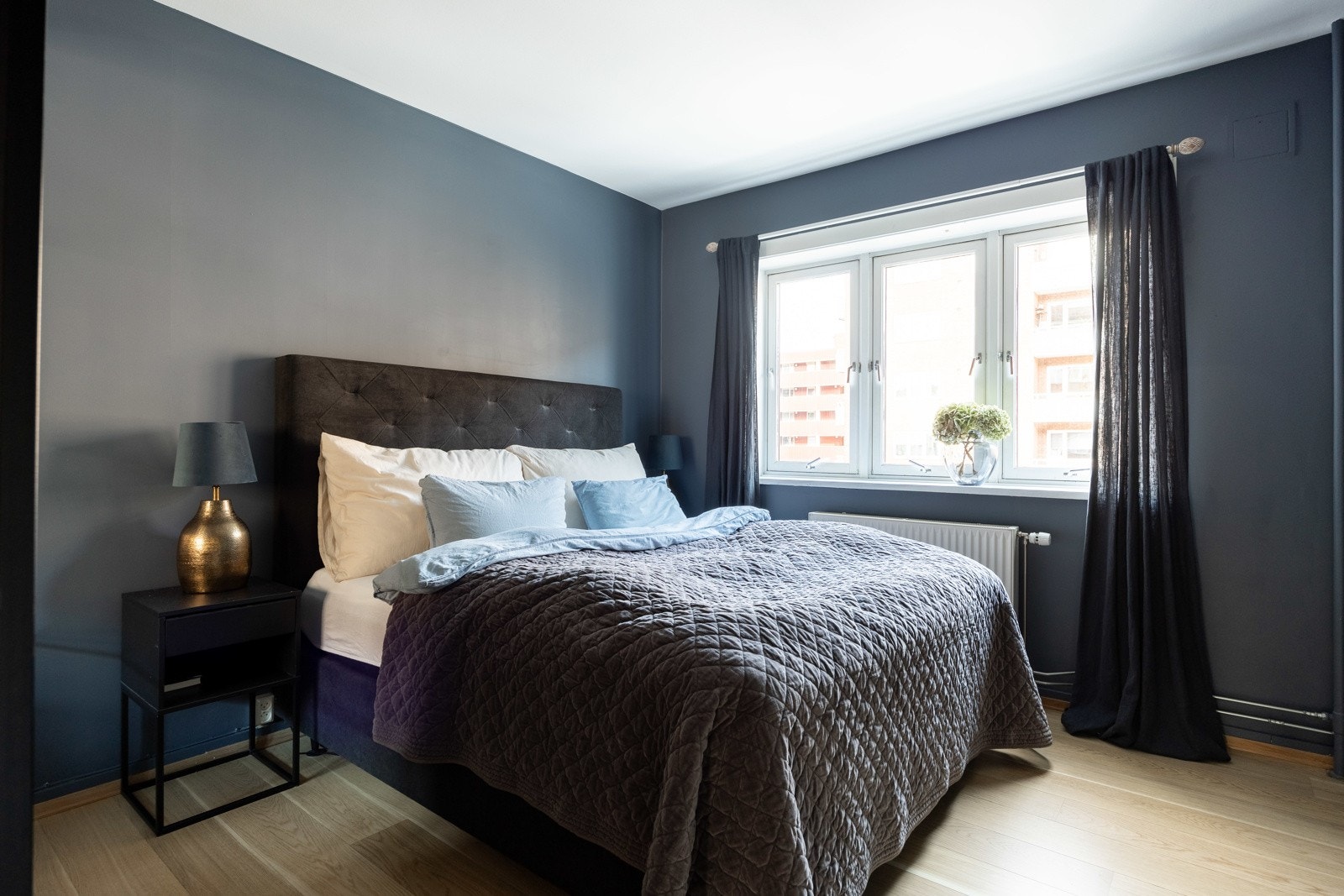 Trivelig soverom med god plass for stor dobbeltseng og tilhørende nattbord på hver side. Galleribilde