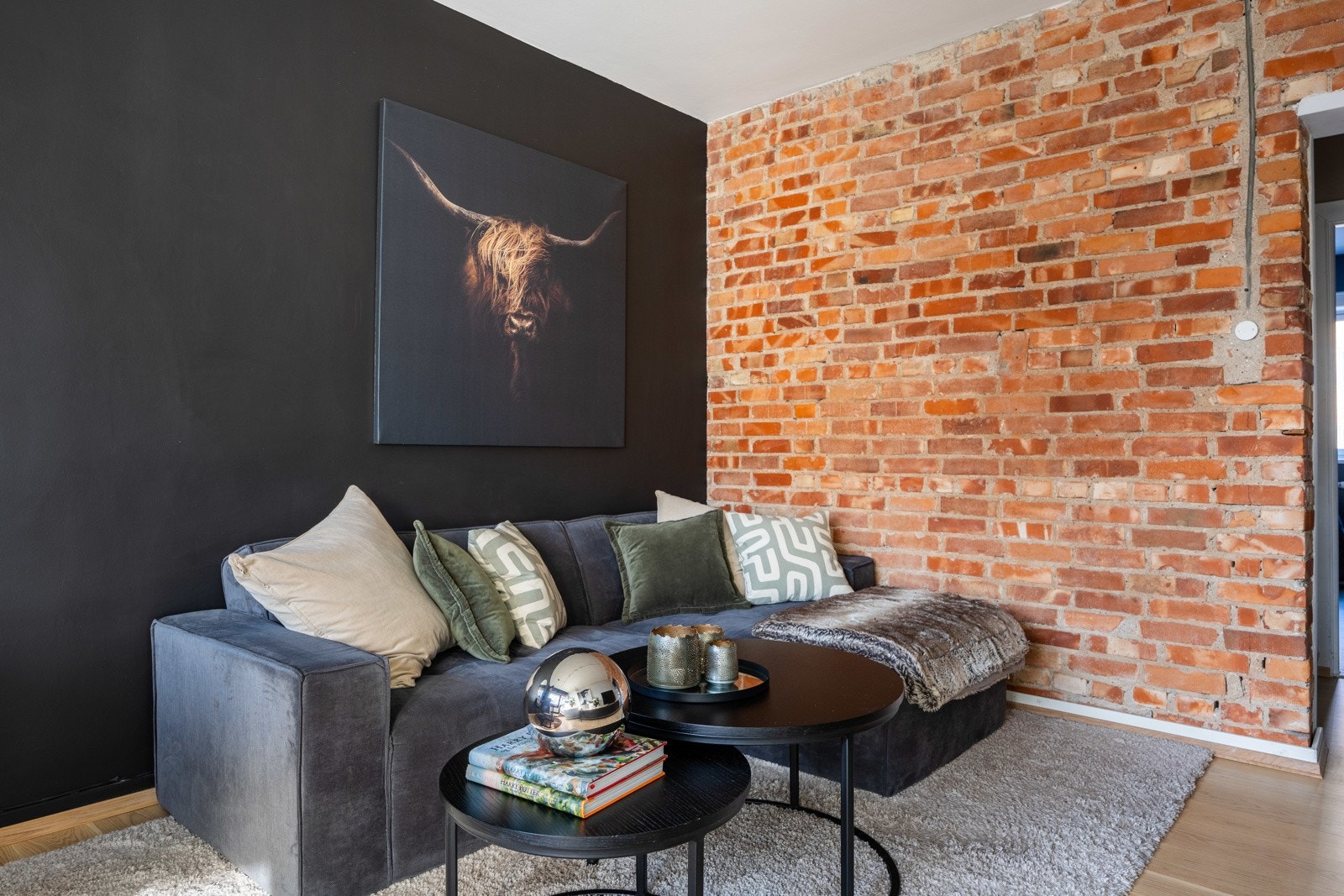 Den eksponerte teglsteinen langs den ene veggen gir et sjarmerende preg. Galleribilde