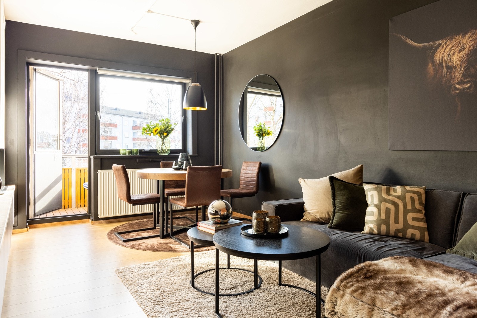 Lys og innbydende stue med god plass til ønsket møblement. Galleribilde