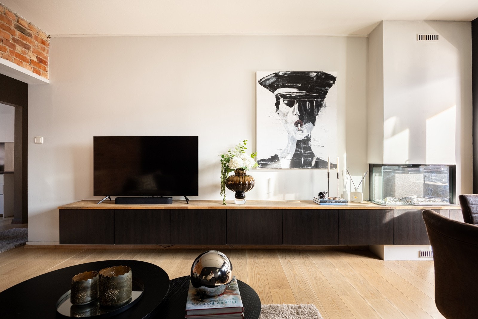 Det er god plass til stor TV-benk langs veggen. Galleribilde