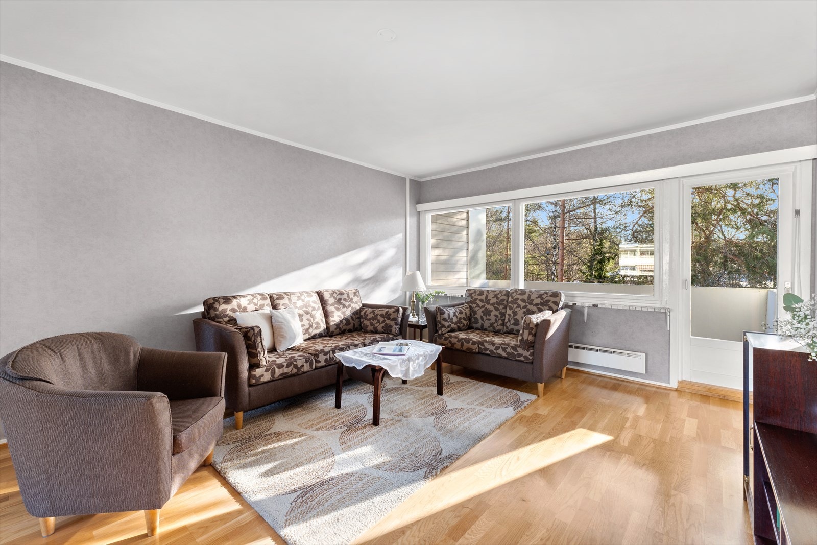 Stuen har god utforming som legger til rette for to soner og oppleves som boligens sosiale samlingspunkt. Galleribilde