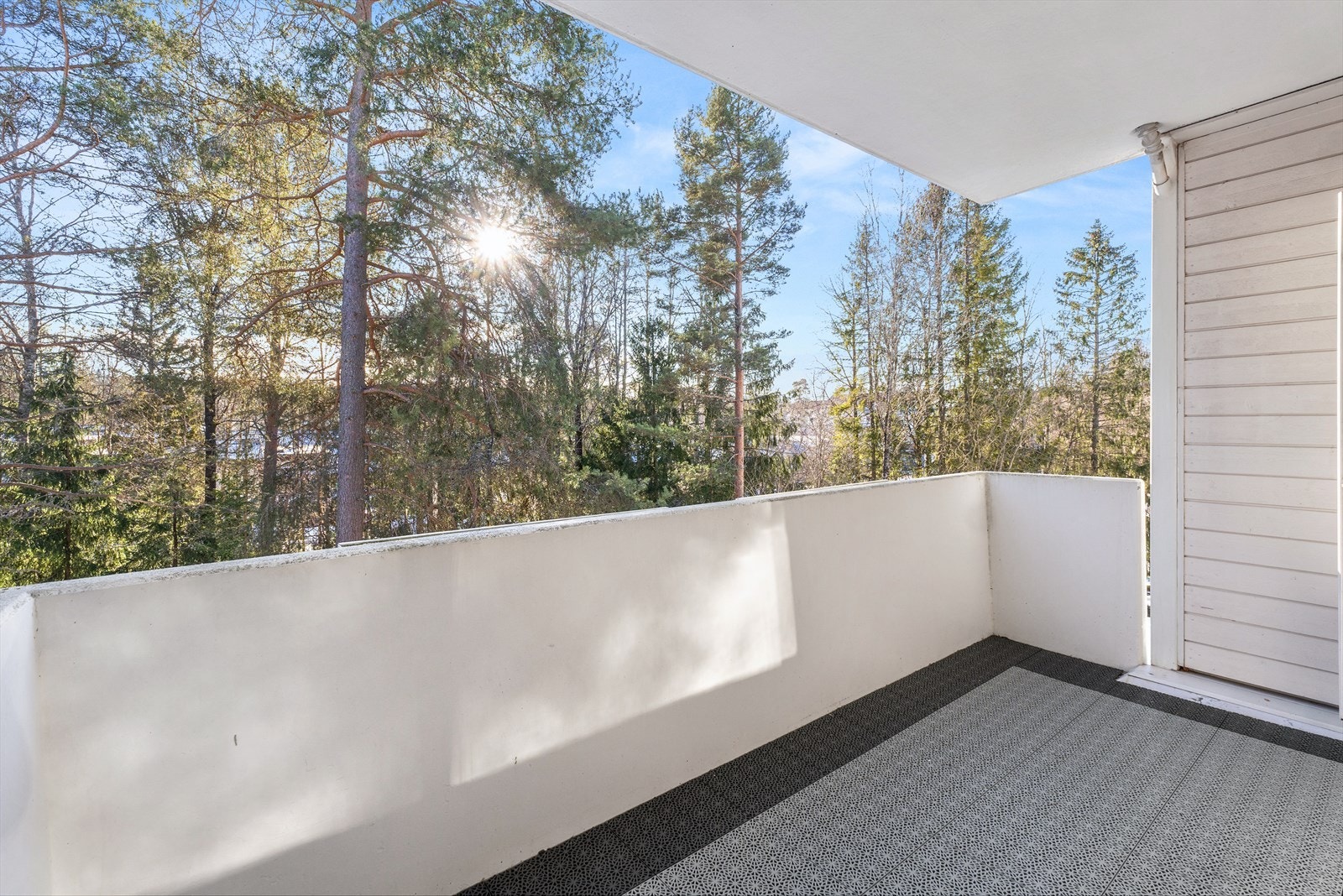 Balkongen fungerer som en forlengelse av stuen på sommerhalvåret - et perfekt samlingsted for hygge. Galleribilde