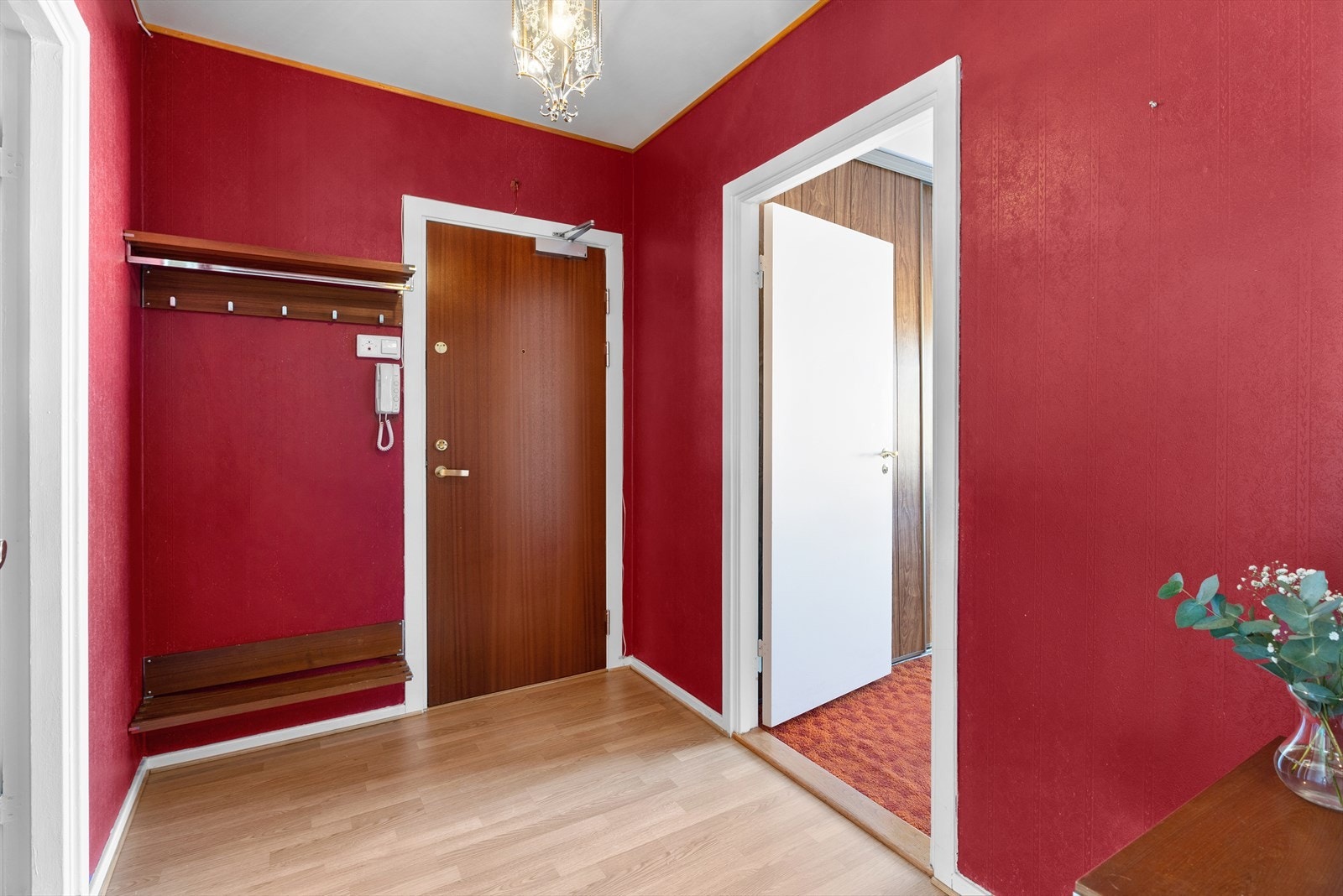 Du blir møtt av en romslig entré, med god plass til å henge fra seg yttertøy og sette fra seg sko. Praktisk bod rett utenfor leiligheten, på samme etasjeplan. Galleribilde
