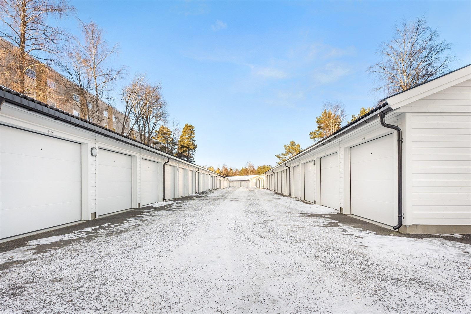 Det medfølger en garasjeplass, plass nr 39. Nyere oppført garasjeanlegg med automatisk portåpner og mulighet for å etablere el-billader. Det lagringsplass over garasjen med gulvareal på ca. 9 m². Galleribilde