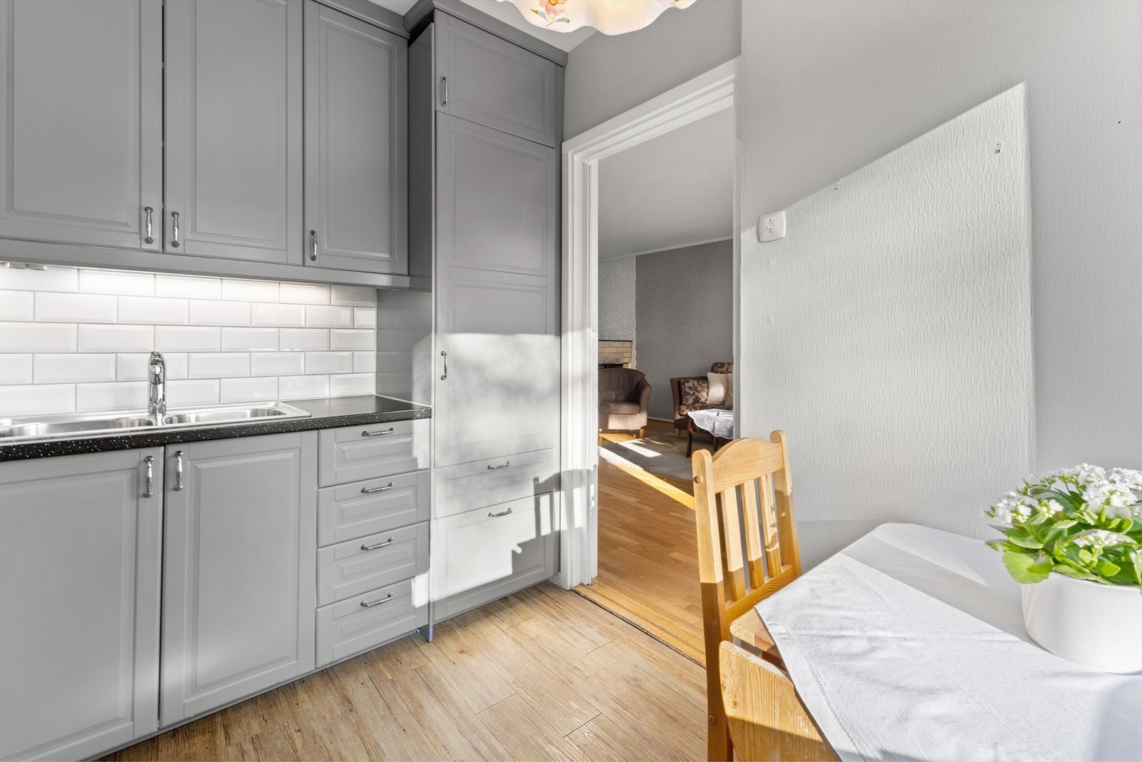 Videre har innredningen et integrert kjøleskap, samt plass til frittstående komfyr. Komfyrvakt er montert. Galleribilde