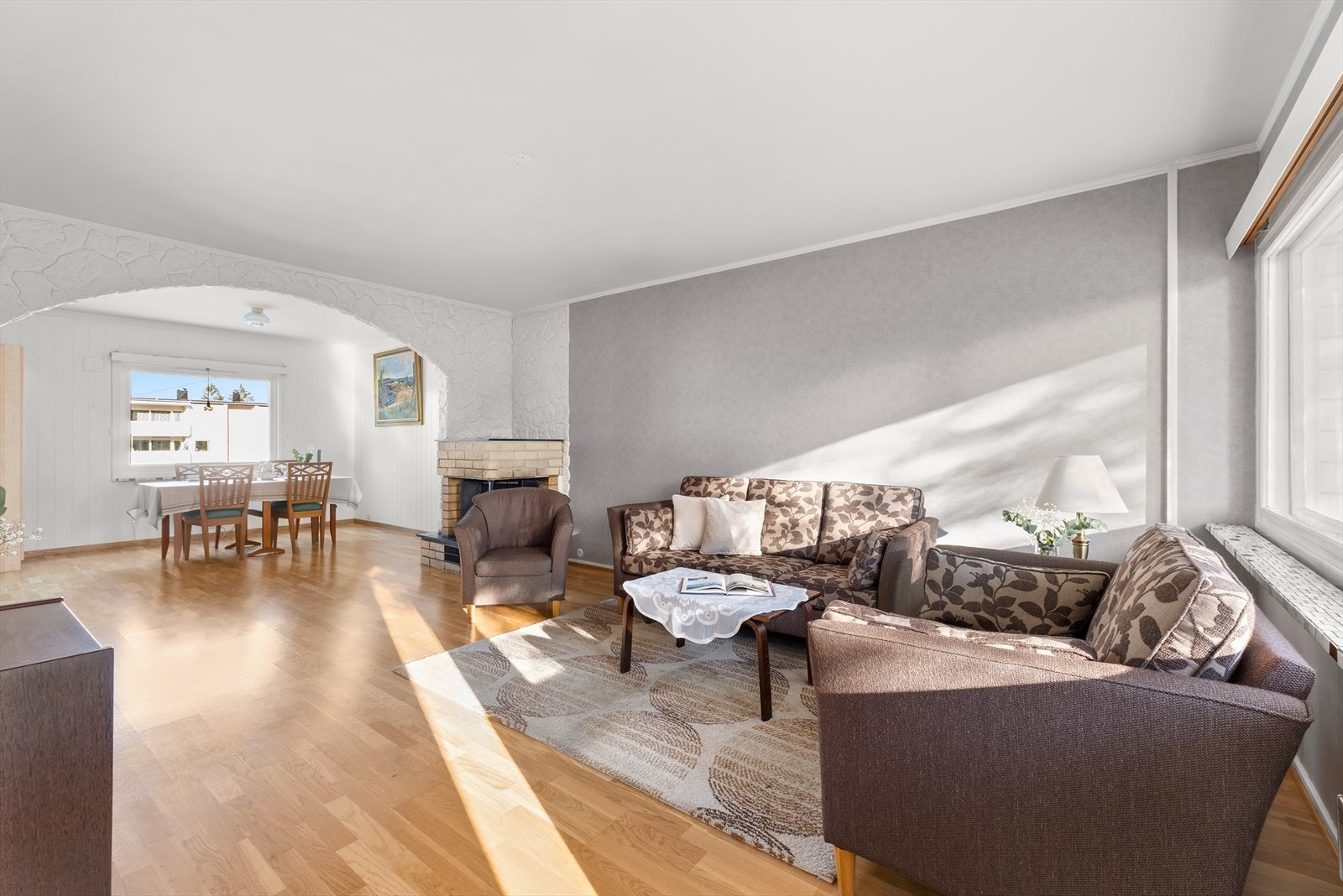 Stuen er innredet med både sofa- og spisegruppe, her kan du invitere venner og familie. Galleribilde