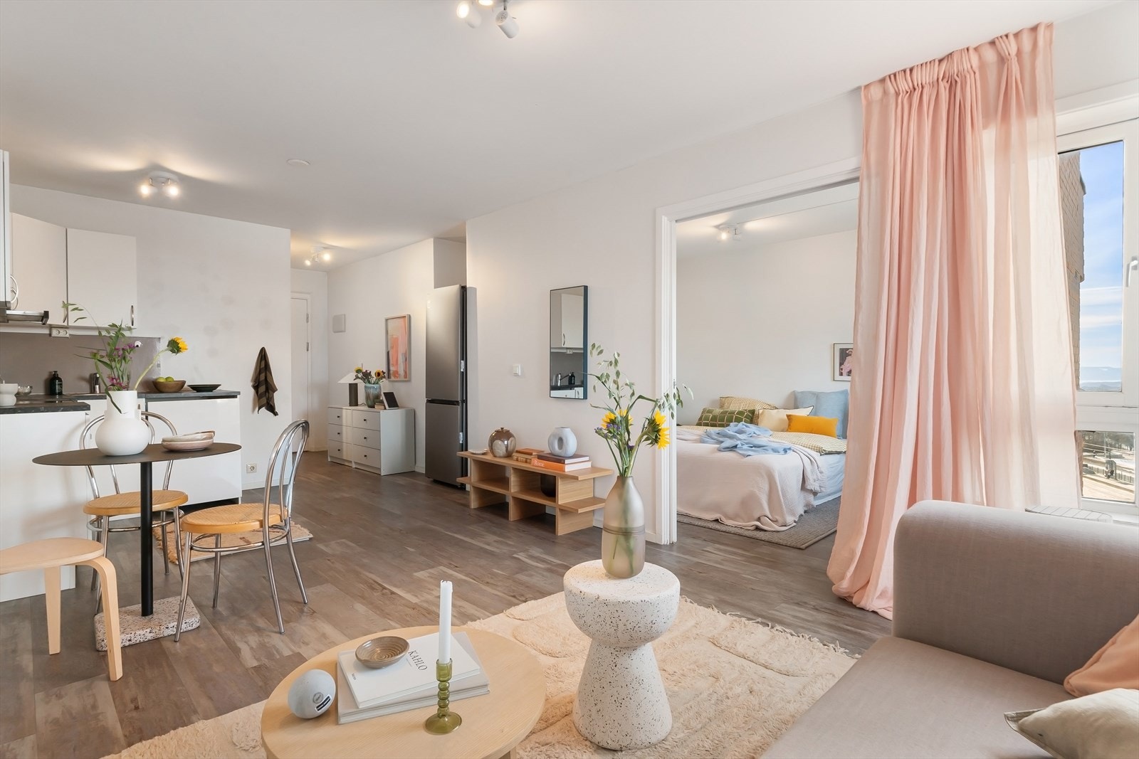 Stue med åpen løsning mot kjøkken. Galleribilde