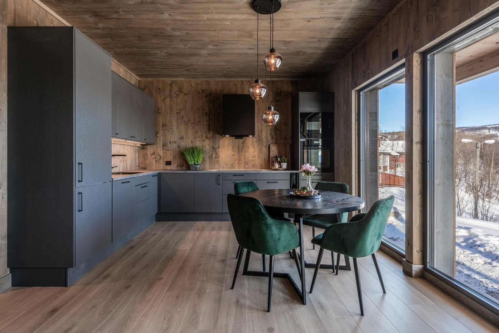 Bilde av ferdig leilighet i samme prosjekt. Leiligheten som selges har en høyere takhøyde i stuen. Galleribilde