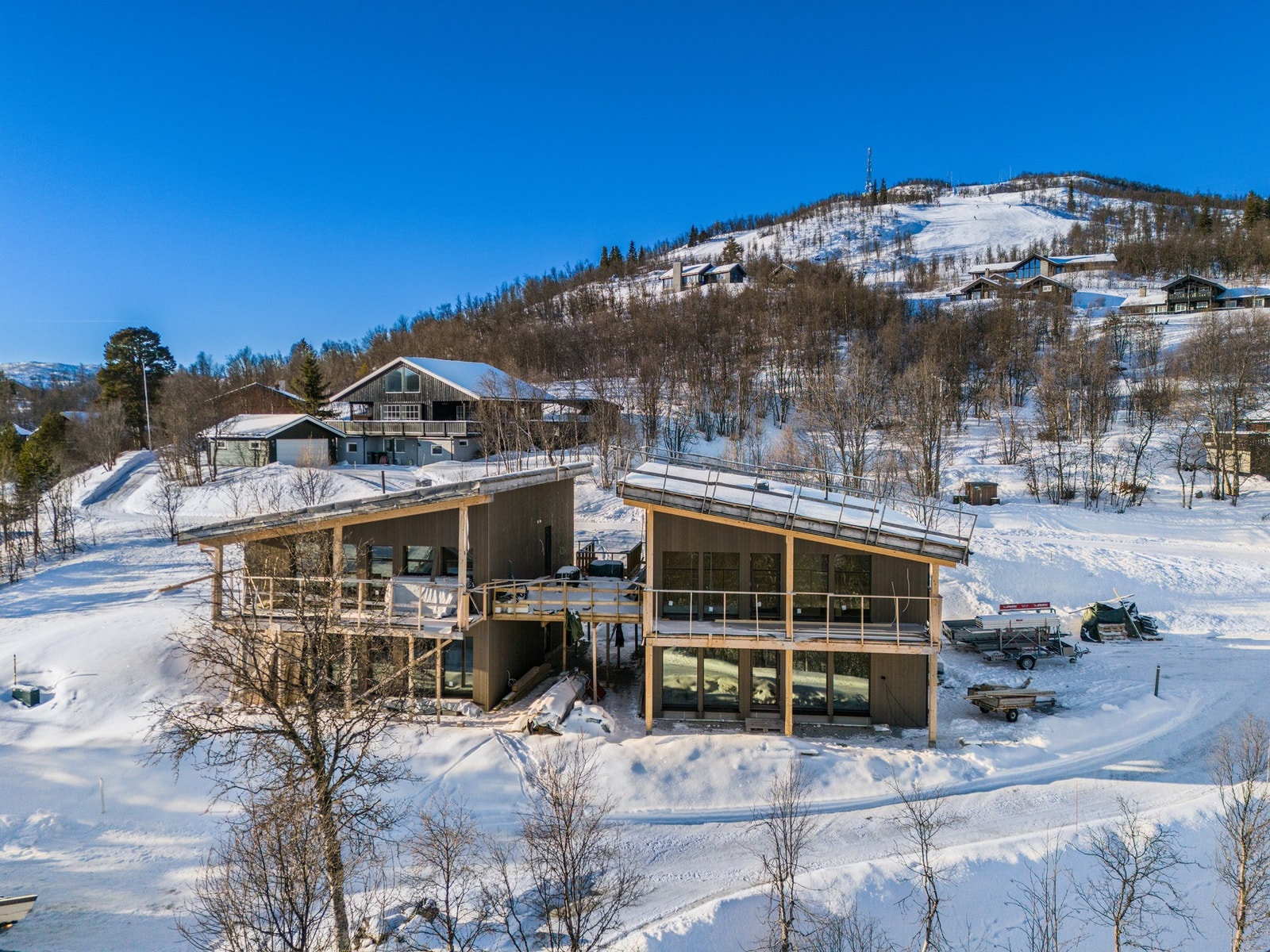 Leiligheten ligger i overetasjen til venstre, og får flott utsikt nedover dalen Galleribilde