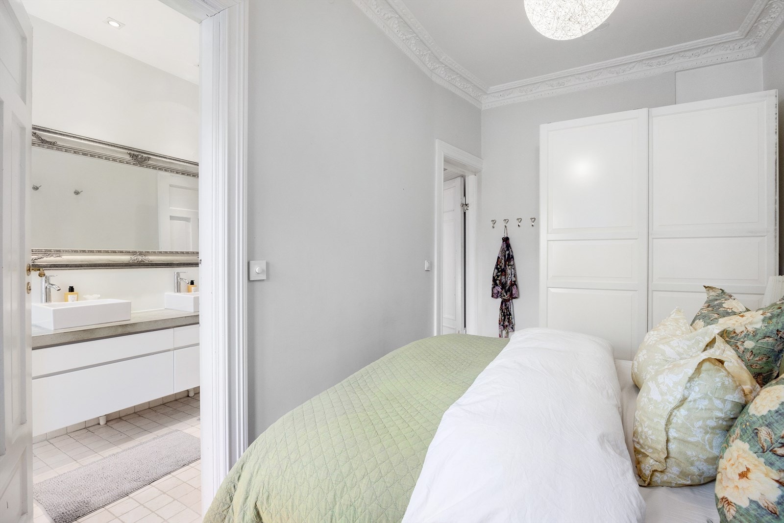 Oppbevaringsplassen ivaretas med skyvedørsgarderobe. Direkte adkomst til baderom. Galleribilde