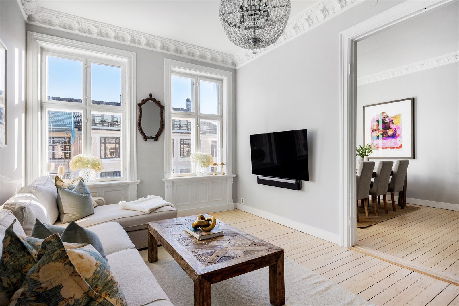 De store vinduene slipper inn rikelig med naturlig lys og skaper en luftig romfølelse - Generøs himlingshøyde på over 3 meter. Galleribilde