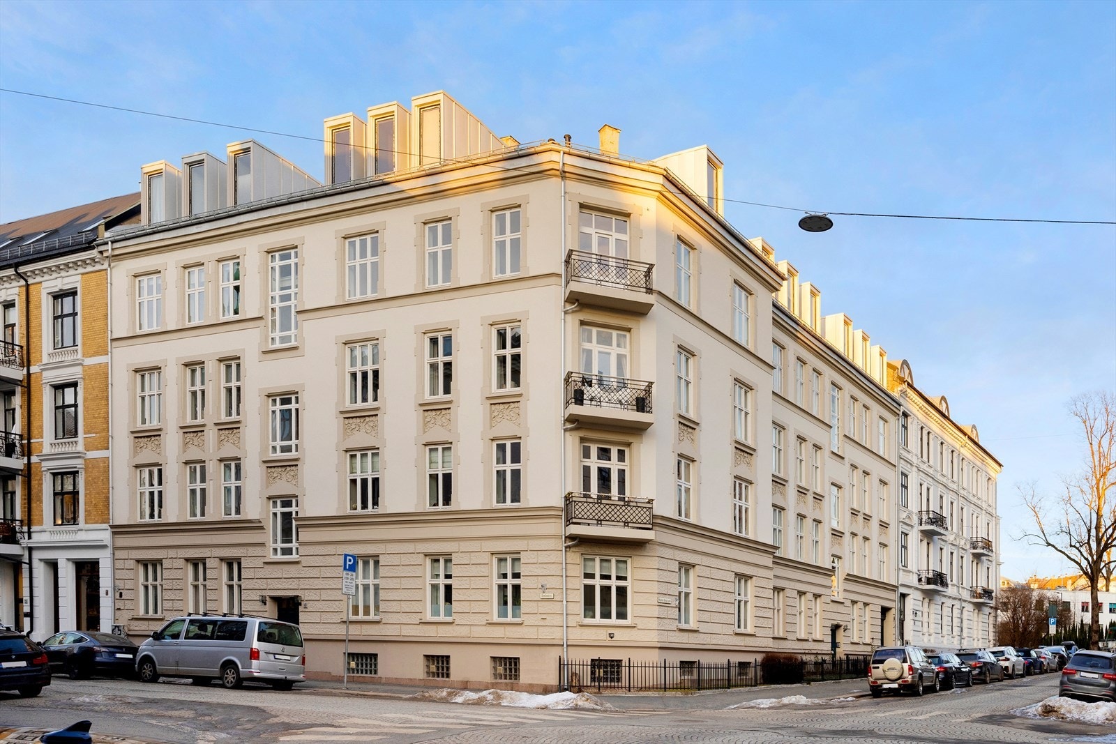 Klassisk bygård oppført i 1900 beliggende meget attraktivt i hjertet av Frogner. Galleribilde