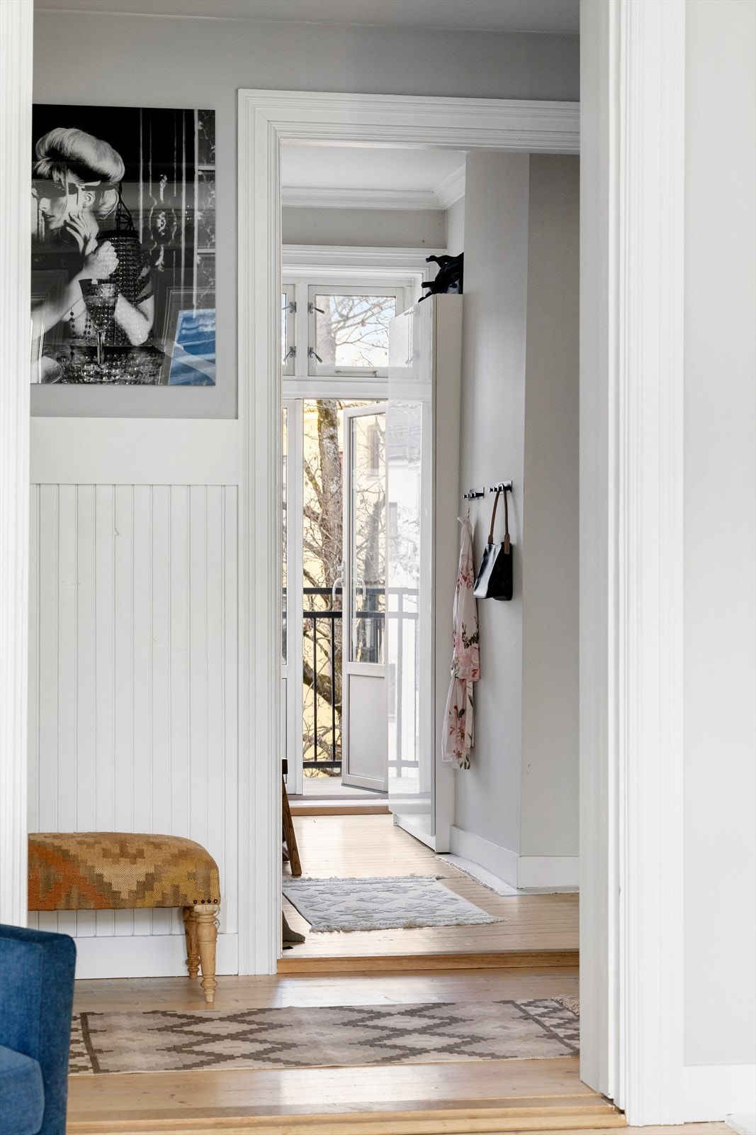 Godt lysinnslipp og originale tregulv er kvaliteter som går igjen flere steder i boligen. Galleribilde