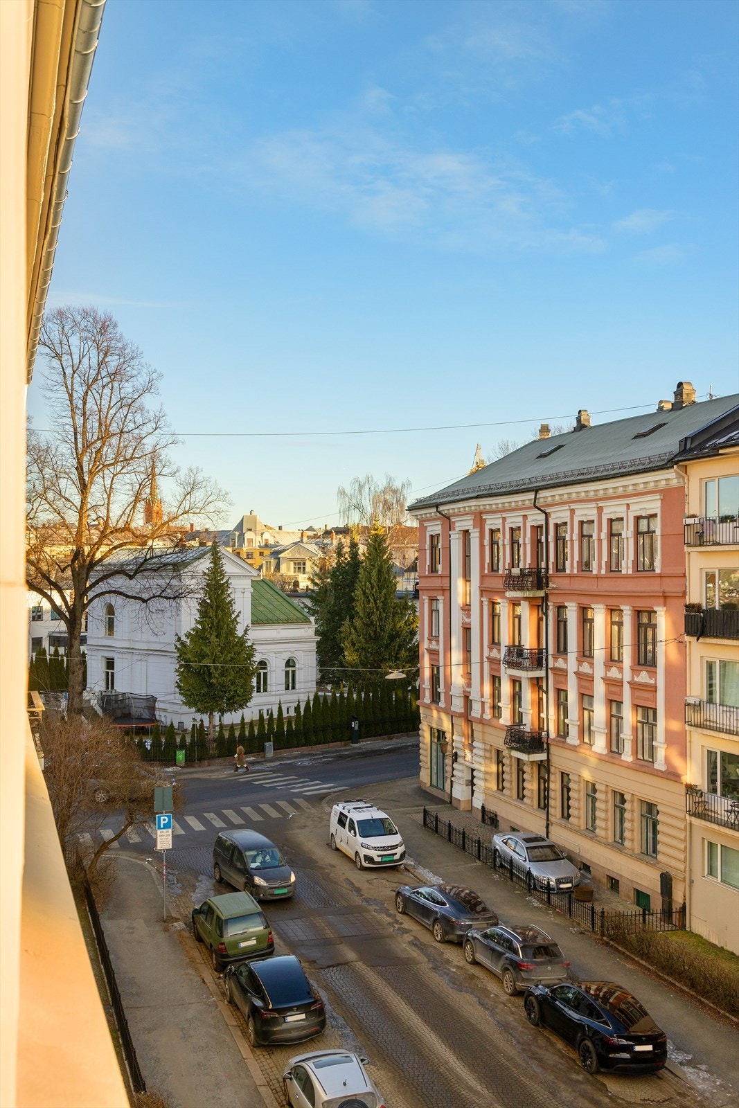Et svært hyggelig og attraktivt bolig- og ambassadeområde, med kort vei til et rikt utvalg av servicetilbud med bl.a. små lokale nisjeforretninger og hyggelige caféer og restauranter. Galleribilde