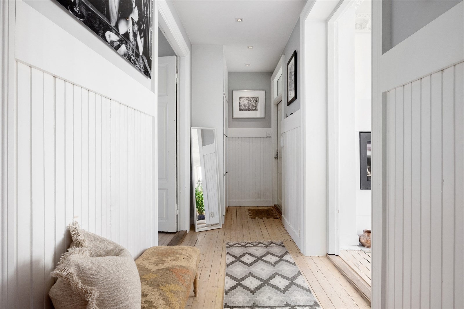 Romslig entré med god plass til oppbevaring av sko og yttertøy. Her blir du ønsket velkommen inn! Dørcalling ved dør. Galleribilde