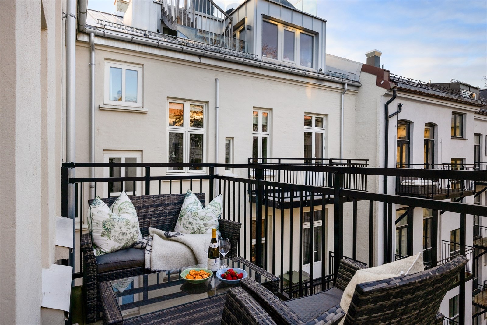 Sjarmerende balkong på ca. 5 m² vendt ut mot rolig bakgård - En perfekt liten oase for å tilbringe tid utendørs. Galleribilde
