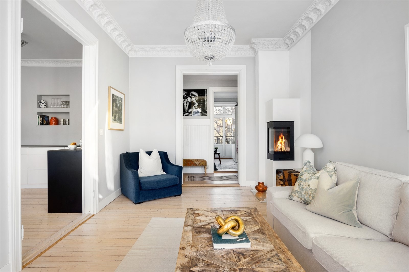 Stuen har god plass til sofagruppe og øvrig møblement, og den tidløse fargepaletten skaper en behagelig atmosfære. Galleribilde
