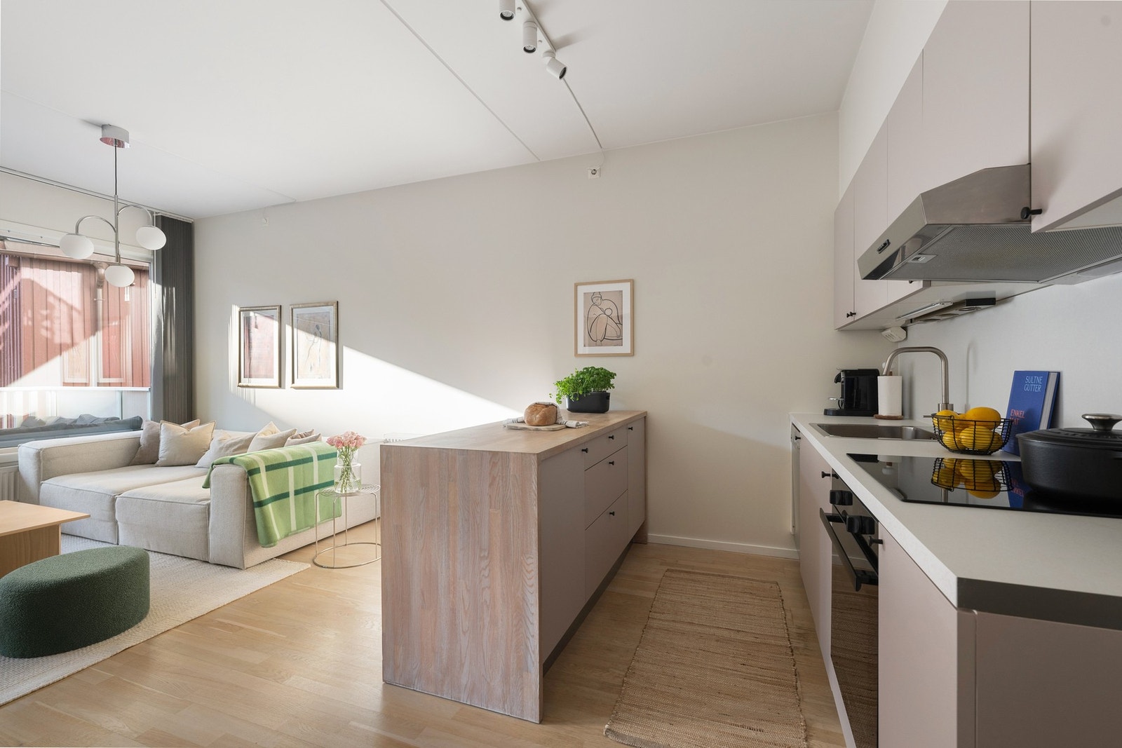 HTH-kjøkken med god skap- og benkeplass. Galleribilde