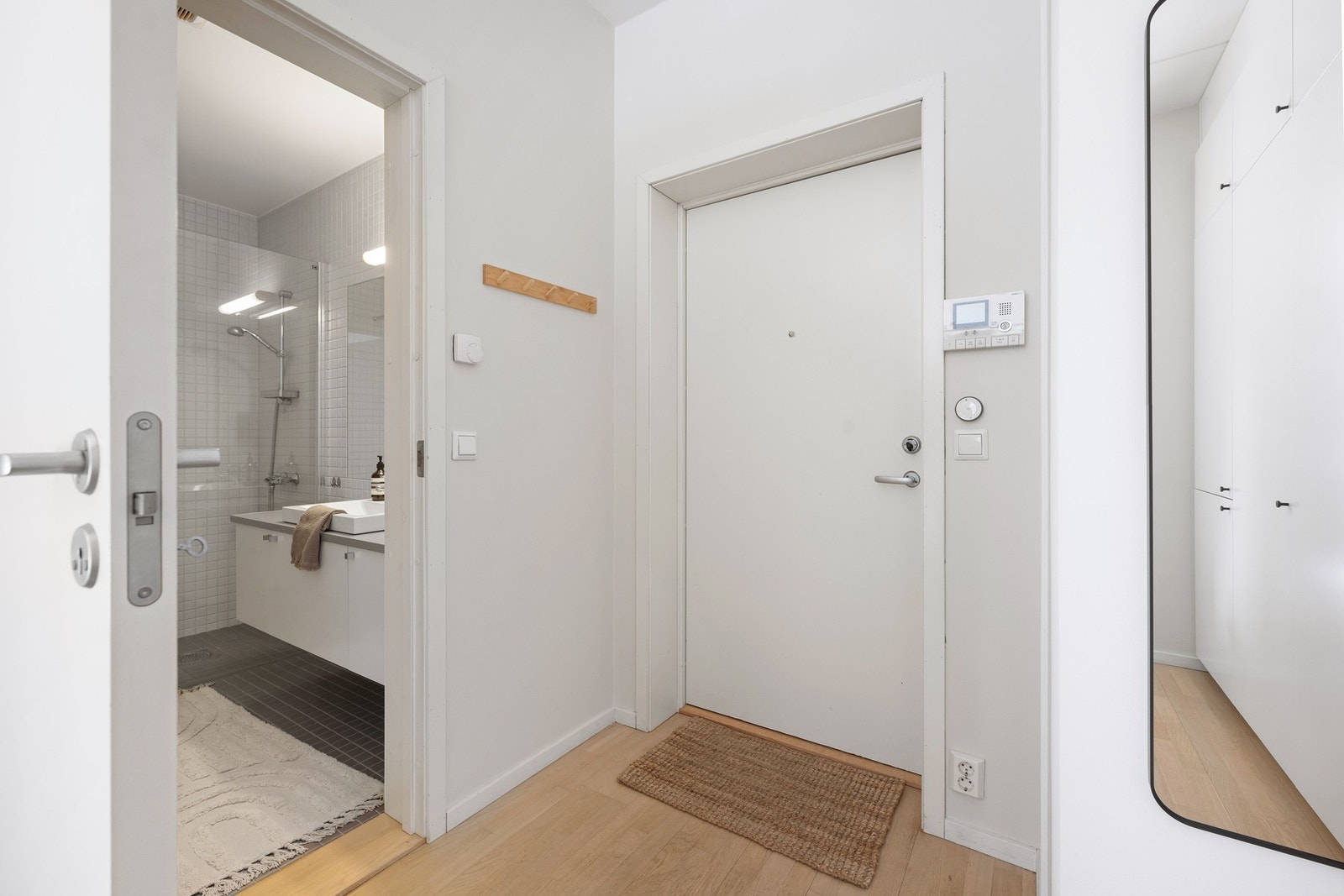 Fra entrè/ gangen er det inngang til et delikat, flislagt bad med varme i gulv. Galleribilde