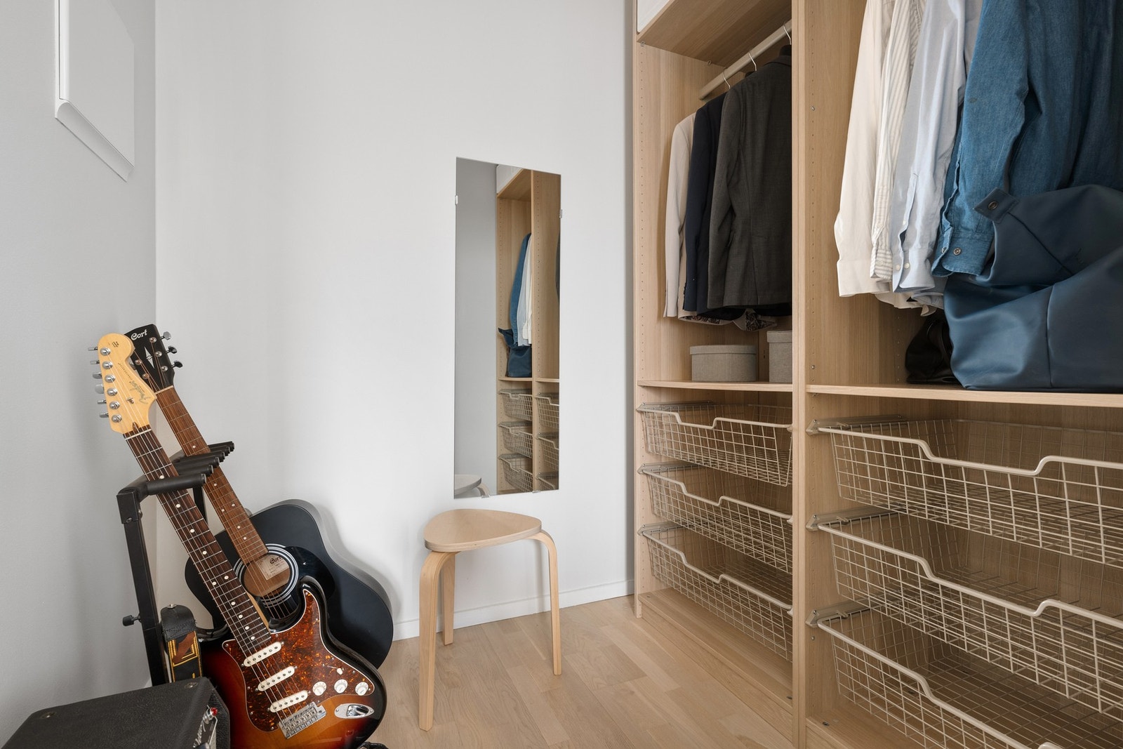 Praktisk bod/ walk-in-closet tilknyttet soverommet. Galleribilde