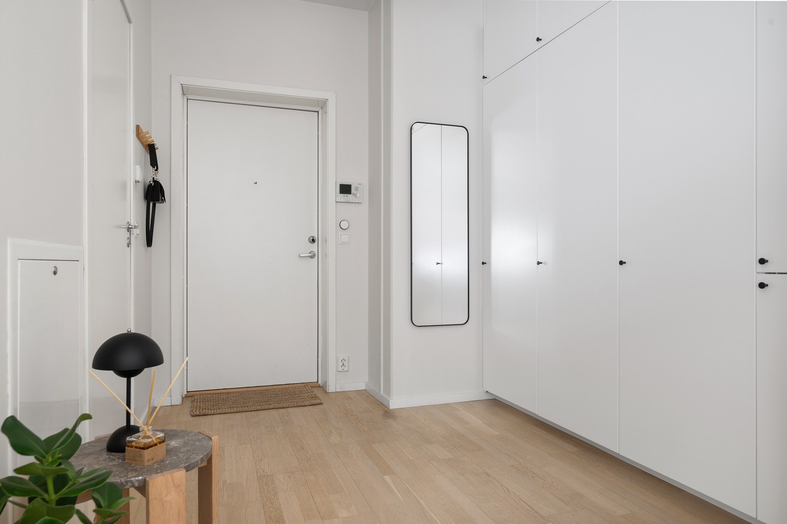 Det er god lagrinsplass i leiligheten. Ny garderobeløsning fra 2024. Galleribilde