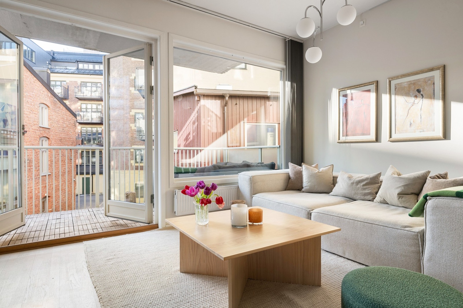 Man kan åpne to store dører ut til balkongen - noe som skaper en sømløs overgang mellom ute og inne. Galleribilde