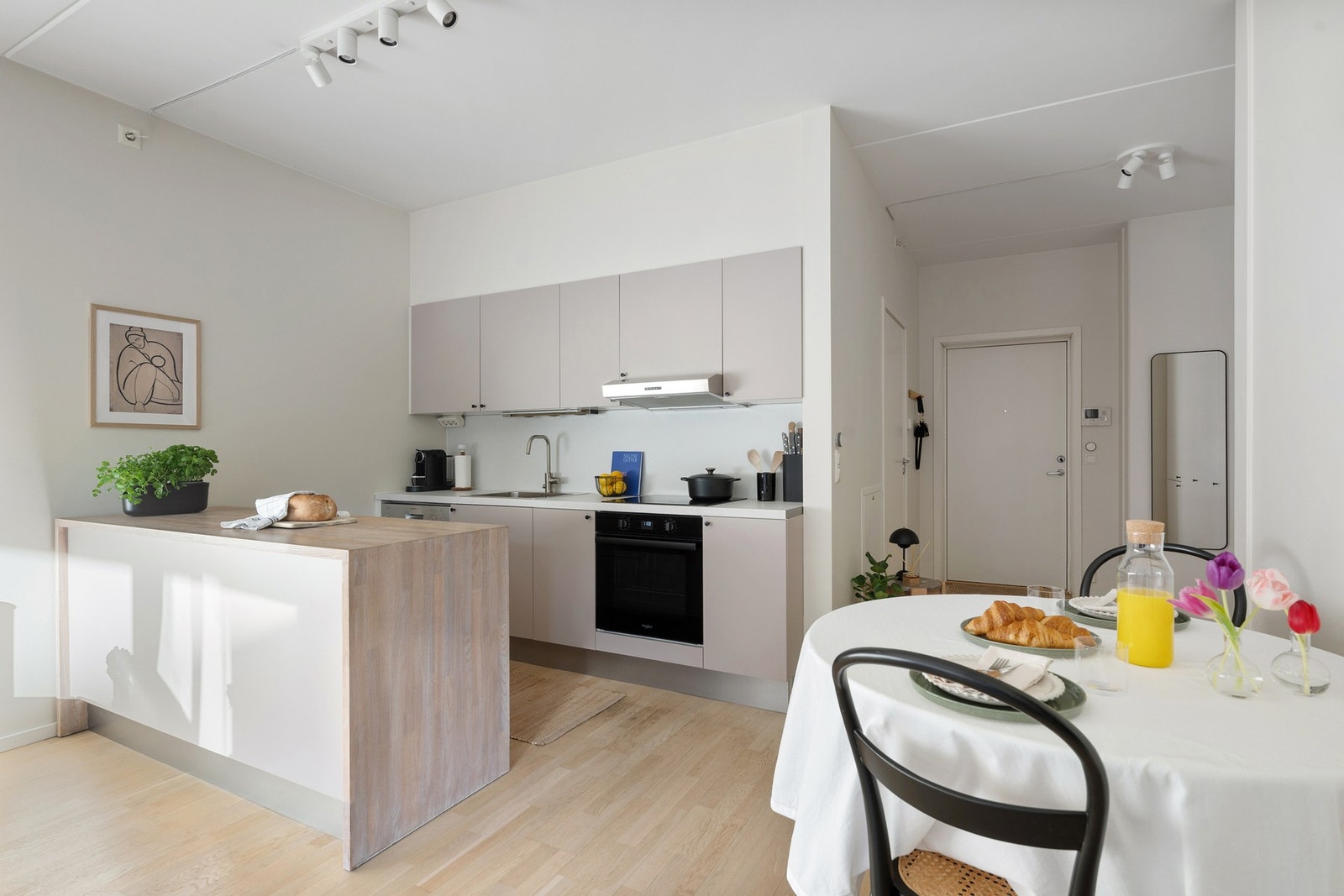 Stuen og kjøkkenet utgjør et meget sosialt oppholdsrom. Galleribilde